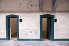 Dublin. Niskie wejścia do skromnych cel w Kilmainham Gaol. - foto: wnieznane.pl