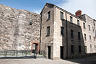 Dublin. Na jednym z dziedzińców Kilmainham Gaol. - foto: wnieznane.pl