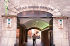 Dublin. Old Jameson Distillery. Główna brama wiodąca do muzeum whiskey. - foto: wnieznane.pl Dublin. Old Jameson Distillery. Główna brama wiodąca do muzeum whiskey. - foto: wnieznane.pl