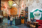 Dublin. Old Jameson Distillery. W oczekiwaniu na zwiedzanie muzeum można usiąść na małego drinka. - foto: wnieznane.pl Dublin. Old Jameson Distillery. W oczekiwaniu na zwiedzanie muzeum można usiąść na małego drinka. - foto: wnieznane.pl