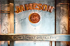 Dublin. Old Jameson Distillery. Idealna ścianka do pamiątkowych zdjęć w destylarni whiskey. - foto: wnieznane.pl Dublin. Old Jameson Distillery. Idealna ścianka do pamiątkowych zdjęć w destylarni whiskey. - foto: wnieznane.pl