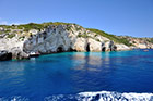 Zakynthos. Błękitne Groty Skinari oblewa niesamowicie niebieska woda. - foto: wnieznane.pl