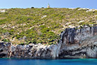 Zakynthos. Klif Skinari. Na górze latarnia morska. - foto: wnieznane.pl