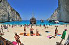 Zakynthos. Na plaży w Zatoce Wraku ciężko o cień.  - foto: wnieznane.pl
