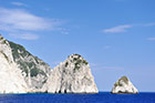 Zakynthos. Dwie charakterystyczne skały - Wielka i Mała Myzithra.  - foto: wnieznane.pl