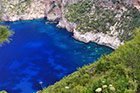 Zakynthos. Głęboki błękit wody oblewającej klify w Kambi. - foto: wnieznane.pl
