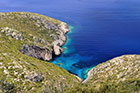 Zakynthos. Porto Vromi otaczają zielone góry. - foto: wnieznane.pl