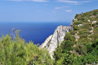 Zakynthos. Klify otaczające Zatokę Wraku porośnięte są niską roślinnością. - foto: wnieznane.pl