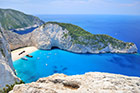 Zakynthos. Plaża i Zatoka Wraku (Navagio) widziane z klifu. - foto: wnieznane.pl