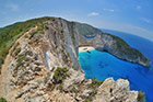Zakynthos. Plaża i Zatoka Wraku (Navagio) widziane z klifu. - foto: wnieznane.pl