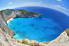 Zakynthos. Plaża i Zatoka Wraku (Navagio) widziane z klifu. - foto: wnieznane.pl