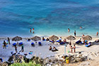 Zakynthos. Leżaki i parasole na plaży Xigia. - foto: wnieznane.pl