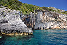 Zakynthos. Wybrzeże między Agios Nikolaos i Skinari pełne jest grot i łuków skalnych, oblanych krystaliczną wodą. - foto: wnieznane.pl