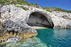 Zakynthos. Wybrzeże między Agios Nikolaos i Skinari pełne jest grot i łuków skalnych, oblanych krystaliczną wodą. - foto: wnieznane.pl