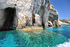 Zakynthos. Wybrzeże między Agios Nikolaos i Skinari pełne jest grot i łuków skalnych, oblanych krystaliczną wodą. - foto: wnieznane.pl