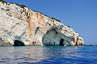 Zakynthos. Najbardziej charakterystyczna część Błękitnych Grot Skinari - wielki skalny łuk. - foto: wnieznane.pl