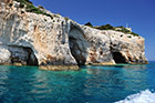 Zakynthos. Wybrzeże między Agios Nikolaos i Skinari pełne jest grot i łuków skalnych, oblanych krystaliczną wodą. - foto: wnieznane.pl