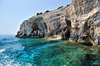 Zakynthos. Wybrzeże między Agios Nikolaos i Skinari pełne jest grot i łuków skalnych, oblanych krystaliczną wodą. - foto: wnieznane.pl