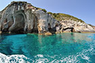 Zakynthos. Wybrzeże między Agios Nikolaos i Skinari pełne jest grot i łuków skalnych, oblanych krystaliczną wodą. - foto: wnieznane.pl