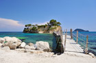 Zakynthos. Drewniany most prowadzi na wyspę Agios Sostis.  - foto: wnieznane.pl