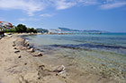 Zakynthos. Wąska i nieciekawa plaża w Argassi. - foto: wnieznane.pl