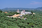 Zakynthos. Klasztor Panagia Eleftherotria otacza mnóstwo zieleni. - foto: wnieznane.pl