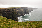 Irlandia. Szlak wzdłuż Cliffs of Moher ciągnie się na 20 kilometrów. - foto: wnieznane.pl