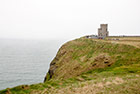 Irlandia. Cliffs of Moher. Na horyzoncie O'Brien's Tower z 1835 roku. - foto: wnieznane.pl