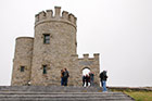 Irlandia. O'Brien's Tower daje jeszcze lepszą perspektywę na Cliffs of Moher. - foto: wnieznane.pl