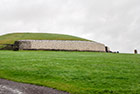 Irlandia. Newgrange, czyli grobowiec o średnicy 76 metrów. - foto: wnieznane.pl