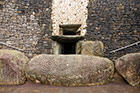 Irlandia. Newgrange. Przez wąskie wejście wpada naturalne światło tylko... przez 5 dni w roku. - foto: wnieznane.pl