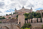 Toledo. Widok na Alcazar i zabytkowy most Puente de Alcantara. - foto: wnieznane.pl
