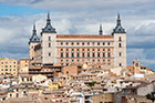 Toledo. Alcazar wybija się wysoko ponad zabudowania miasta. - foto: wnieznane.pl