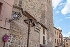 Toledo. Niepozorna fasada i wysoka wieża kościelna - Iglesia de Santo Tome. - foto: wnieznane.pl