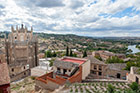 Toledo. Widok od strony Monasterio de San Juan de los Reyes na okoliczne wzgórza. - foto: wnieznane.pl