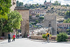 Toledo. Zejście z górnego miasta do mostu Puente de San Martin. - foto: wnieznane.pl