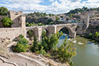 Toledo. Panorama rzeki Tajo (Tag) z mostem Puente de San Martin. - foto: wnieznane.pl