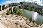 Toledo. Panorama rzeki Tajo (Tag) z mostem Puente de San Martin. - foto: wnieznane.pl