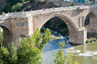 Toledo. Imponujący Puente de San Martin zawieszony jest nad rzeką Tajo (Tag) . - foto: wnieznane.pl