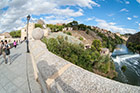 Toledo. Widok z mostu Puente de San Martin na rzekę Tajo (Tag). - foto: wnieznane.pl