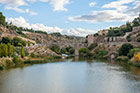 Toledo. Rzeka Tajo (Tag) i jeden z zabytkowych mostów - Puente de Alcantara. - foto: wnieznane.pl