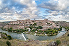 Toledo. Panorama miasta zza rzeki Tajo (Tag). - foto: wnieznane.pl