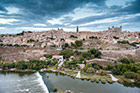 Toledo. Panorama miasta zza rzeki Tajo (Tag). - foto: wnieznane.pl