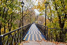 Kijów. Romantyczny mostek z drewnianych, uginających się desek w Parku Maryjskim. - foto: wnieznane.pl
