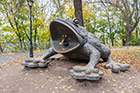 Kijów. Rzeźba przedstawiająca żabę w Parku Maryjskim. - foto: wnieznane.pl