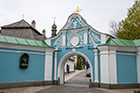 Kijów. Wejście na teren Monasteru św. Michała Archanioła o Złotych Kopułach. - foto: wnieznane.pl