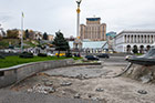 Kijów, Plac Niepodległości (Majdan Nezałeżnosti). Wciąż miejscami brakuje kostek chodnikowych. - foto: wnieznane.pl