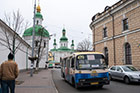 Kijów. Ławra Peczerska. Takie autobusy jeżdżą po mieście. - foto: wnieznane.pl