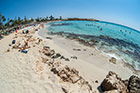 Cypr latem. Nissi Beach to jedna z najpiękniejszych plaż na wyspie. - foto: wnieznane.pl