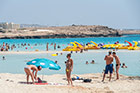 Cypr latem. Błękitna, ciepła i płytka woda, drobny piasek i mnóstwo słońca to atuty Nissi Beach. - foto: wnieznane.pl